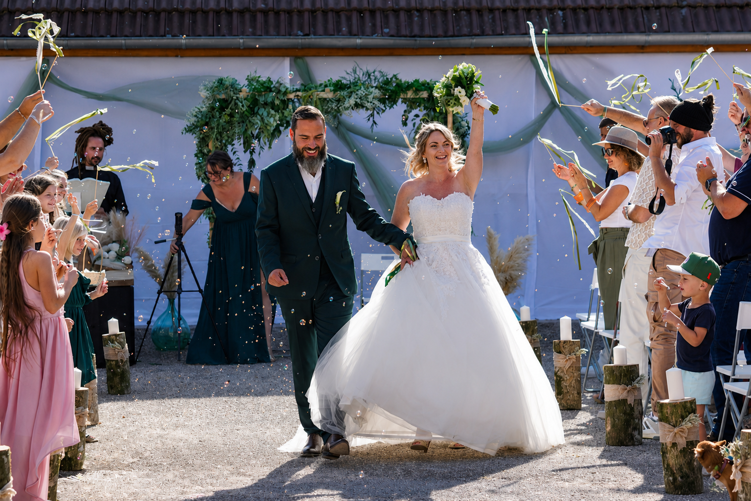 Anne-Sophie et Carlos à la sortie de leur cérémonie de mariage